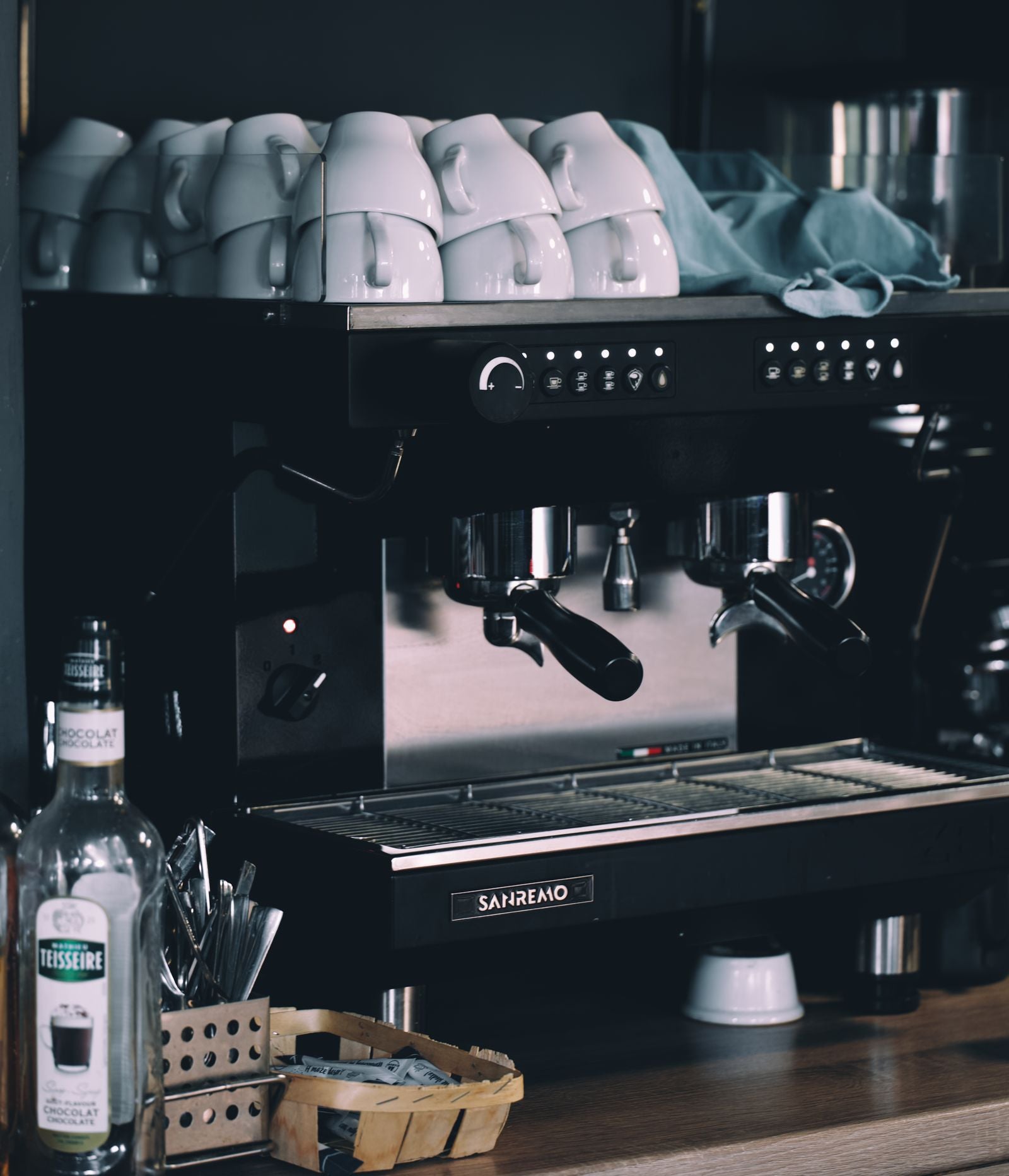Gewerbliche Espressomaschine in einer Gastronomie, Wartungsvertrag bei Espressomaschinendoctor